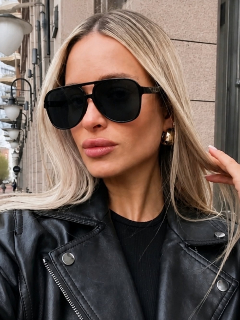 Oversized Aviator Sunglasses in Black and Brown Tint - Picture 5 of 5